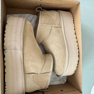 UGG Tan Shearling Boots size 6!